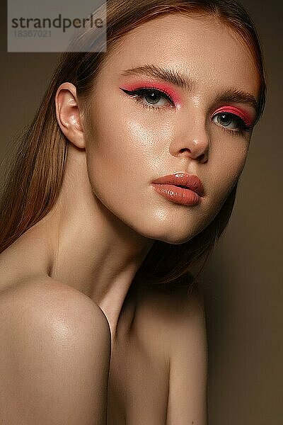 Porträt einer schönen Frau mit rosa kreativen Make-up. Schönes Gesicht. Fotos im Studio geschossen