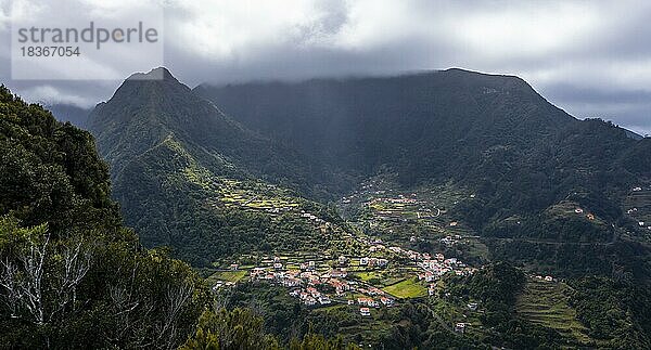 Ortsansicht Boaventura zwischen Bergen  Madeira  Portugal  Europa