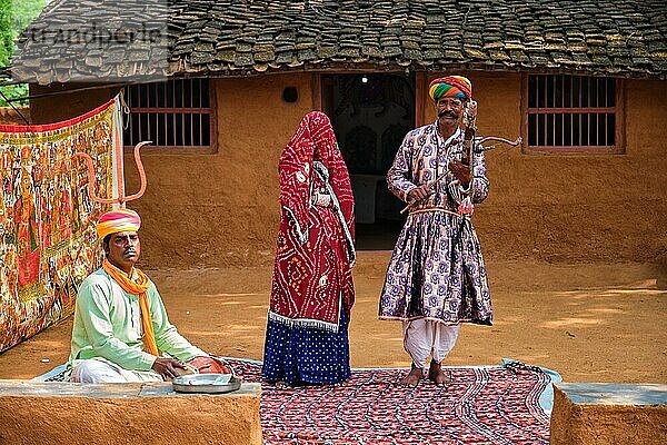 Shilpgram  Rajasthan  9. November 2019: Kalbelia-Volksmusik  dargeboten von Musikern in traditioneller Kleidung  im Kulturdorf Shilpgram in der Nähe von Udaipur