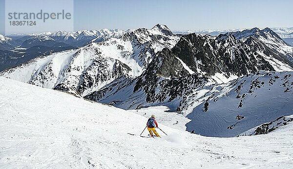 Skitourengeherin bei der Abfahrt  Gipfel und Berge im Winter  Sellraintal  Kühtai  Tirol  Österreich  Europa