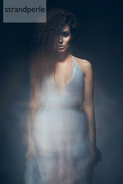 Schönes Mädchen in einem hellblauen Kleid und lange Haare in einem modischen Bild. Schönheit Mode-Stil. Bild im Studio mit gemischtem Licht aufgenommen