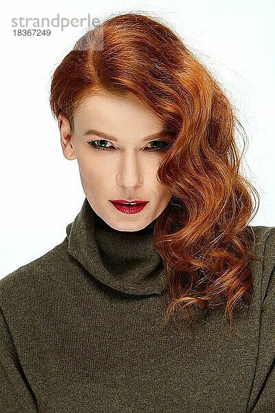 Hübsches Modemodell mit roten Haaren auf einer Seite. Rote Lippen und grüne Augen. Starkes Gesicht  Augen wie Gimlets