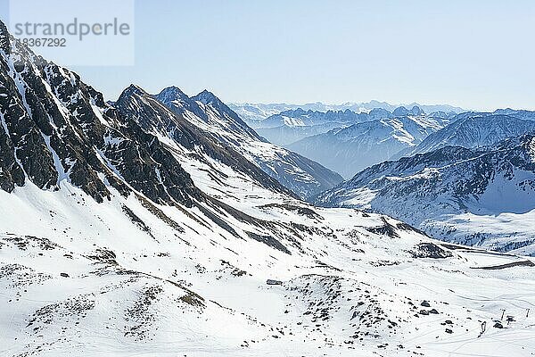 Gipfel und Berge im Winter  Sellraintal  Stubaier Alpen  Kühtai  Tirol  Österreich  Europa