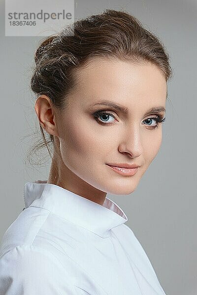 Gesicht einer schönen jungen Frau mit blauen Augen und langen Wimpern. Schönheit Porträt  frische Haut. Natürliches Make-up