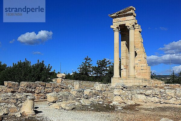 Kourion  assyrisch Ku-ri-i  altgriechisch  lateinisch Curium  Apollon-Hylates-Heiligtum  Überreste des Hylatesheiligtums  historische  antike Ausgrabungsstätte  Ruinenstätte  Haupttempel  Hylatestempel  Ireon apollonos Ilatou  Zypern  Europa