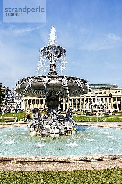 Schlossplatz mit Springbrunnen reisen Stadt in Stuttgart  Deutschland  Europa