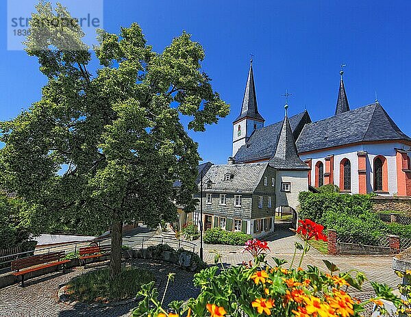 Die Wehrkirche Zum Heiligen Geist in Grafengehaig. Sie zählt zu den besterhaltenen und ältesten Wehrkirchen in Deutschland. Landkreis Kulmbach  Oberfranken  Bayern  Deutschland  Europa