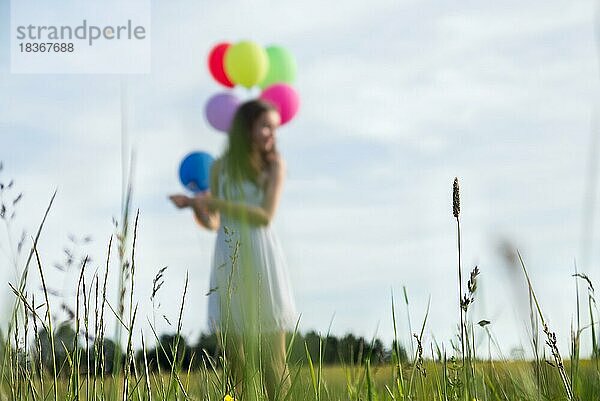 Kleines Mädchen mit Luftballons. Sommerferien  Feier  Kinder glücklich kleines Mädchen mit bunten Luftballons. Porträt eines glücklichen Teenagers oder Preteen. Childs Geburtstagsparty  feiern  Urlaub