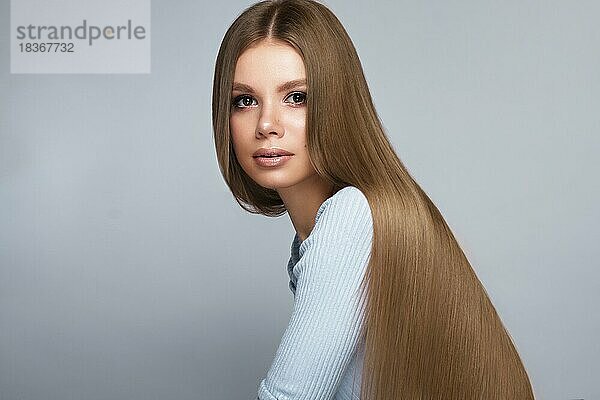 Schönes blondes Mädchen mit einem perfekt glatten Haar und klassischem Make-up. Schönheit Gesicht und Haar. Bild im Studio aufgenommen