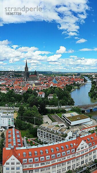 Luftbild von Ulm an der Donau mit Blick auf das Ulmer Münster. Ulm  Tübingen  Baden-Württemberg  Deutschland  Europa