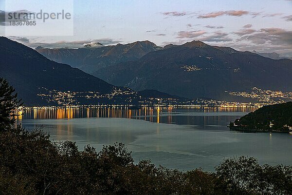 Blick von Cannobio nach Ascona und Locarno bei Nacht  Lago Maggiore  Tessin  Schweiz  Europa