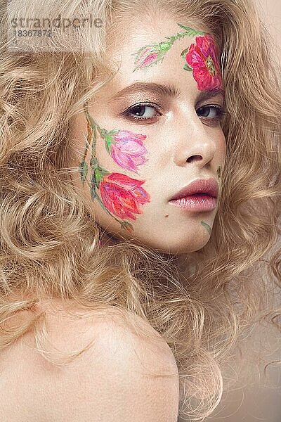 Schönes blondes Mädchen mit Locken und einem Blumenmuster auf dem Gesicht. Schönheit Blumen. Porträtaufnahme im Studio