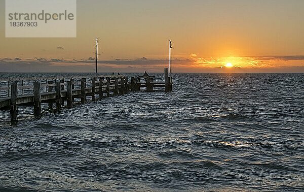 Sonnenuntergang am Strand von Utersum  Föhr  Nordfriesische Insel  Nordfriesland  Schleswig-Holstein  Deutschland  Europa