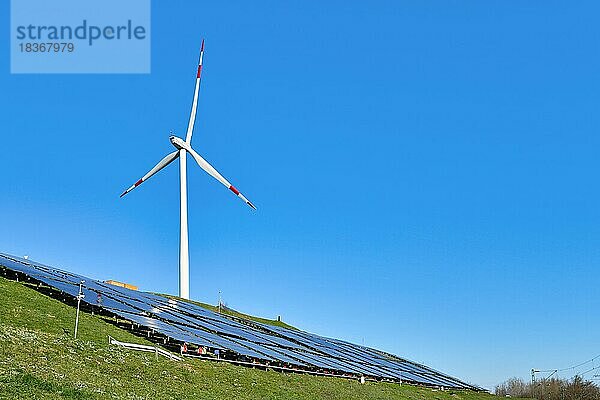 Erneuerbare Wind- und Sonnenenergie. Windrad neben Photovoltaikanlage auf einem Hügel  Karlsruhe  Deutschland  Europa