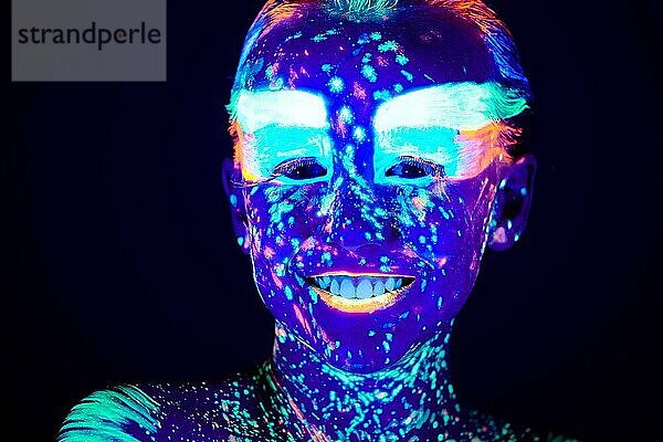 Porträt eines schönen Mädchens mit ultravioletter Farbe im Gesicht. Mädchen mit Neon-Make-up in Farbe Licht