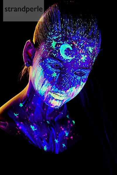 Porträt eines schönen Mädchens mit ultravioletter Farbe im Gesicht. Mädchen mit Neon-Make-up in Farbe Licht