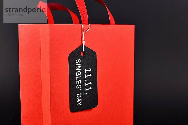 Einkaufstasche mit der Aufschrift '11.11. Singles' Day  ein inoffizieller chinesischer Feiertag und eine Einkaufssaison  die Menschen feiert  die nicht in einer Beziehung sind