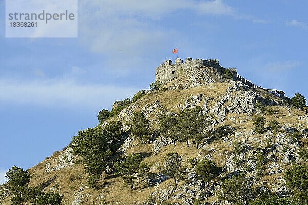 Burg Rozafa mit albanischer Flagge  Shkodra  Shkoder  Albanien  Europa