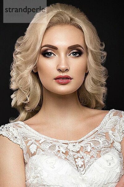 Porträt eines schönen blonden Mädchens in Bild der Braut  Schönheit Gesicht. Foto im Studio auf einem grauen Hintergrund geschossen