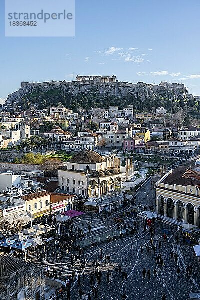 Ausblick über die Altstadt von Athen  mit Tzisdarakis Moschee und Akropolis  Monastiraki-Platz  Athen  Attika  Griechenland  Europa