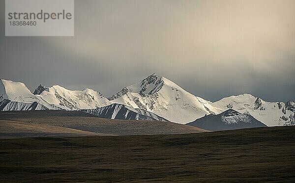 Vergletscherte und schneebedeckte Berge im Abendlicht  Tian Shan  Himmelsgebirge  Sary Jaz Tal  Kirgistan  Asien