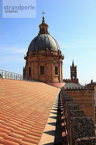 Stadt Palermo  Blick vom Dach der Kathedrale Maria Santissima Assunta auf die barocke Kuppel der Kathedrale  UNESCO Weltkulturerbe  Sizilien  Italien  Europa
