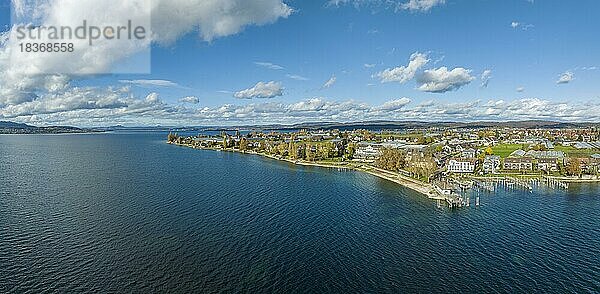 Blick über den Bodensee mit dem südlichen Teil der Insel Reichenau  Bildmitte unten das traditionelle Strandhotel Löchnerhaus rechts der Schiffsanleger und Yachthafen Herrenbruck  Mittelzell  links am Horizont die Hegauberge  Landkreis Konstanz  Baden-Württemberg  Deutschland  Europa