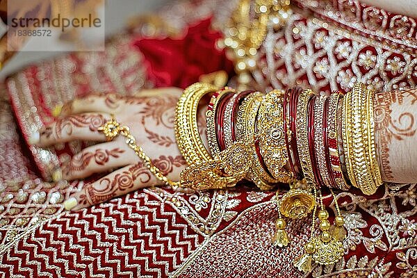 Traditioneller Brautschmuck und Henna-Dekoration an den Händen einer Hindu-Braut an ihrem Hochzeitstag  Mauritius  Afrika
