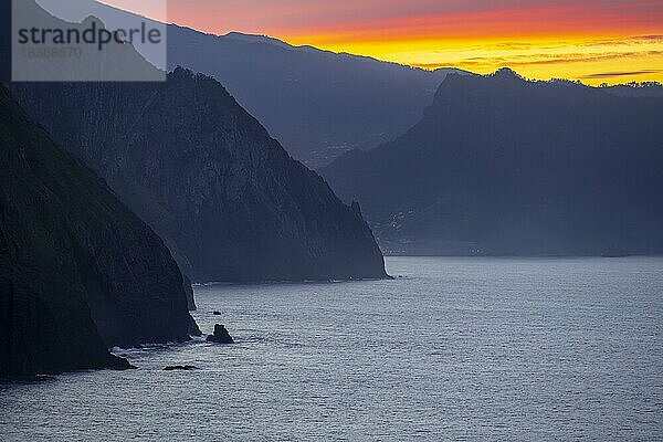Langzeitbelichtung  Küstenlandschaft  Steilklippen und Meer  Madeira  Portugal  Europa