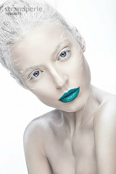 Schönes Mädchen in das Bild der Albino mit blauen Lippen und weißen Augen. Kunst Schönheit Gesicht. Bild im Studio auf einem weißen Hintergrund genommen