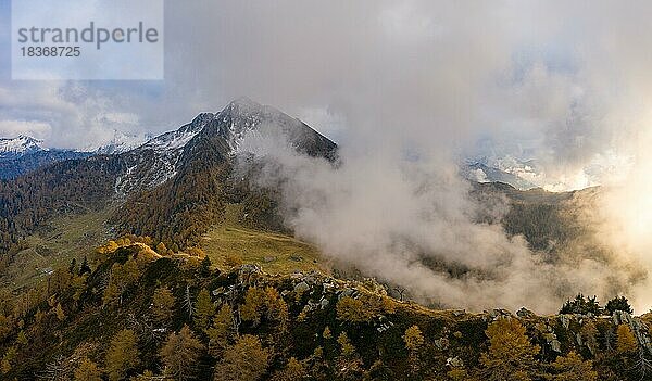 Luftaufnahme des Corno di Gesero mit Wolken und Herbstwald im Vordergrund  Valle dArbedo  Kanton Tessin  Schweiz  Europa