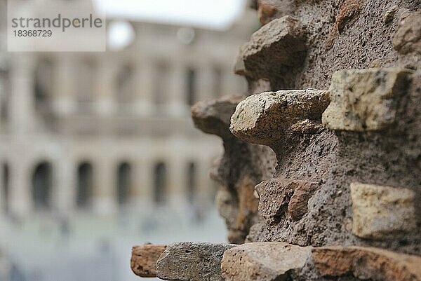 Nahaufnahme einer antiken Backsteinmauer in der Nähe des Kolosseums in Rom  Italien  Europa
