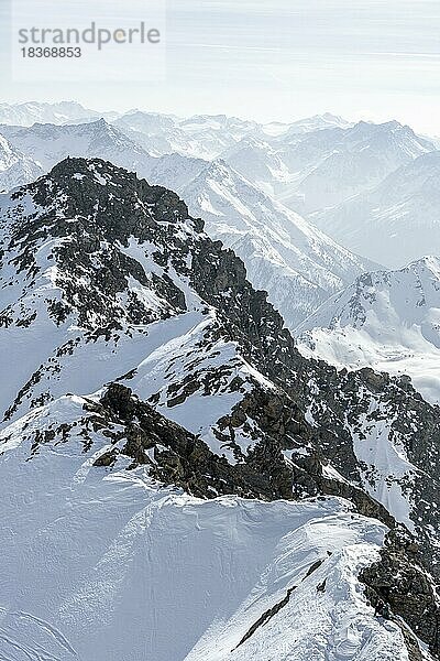 Gipfel und Berge im Winter  Sellraintal  Stubaier Alpen  Kühtai  Tirol  Österreich  Europa