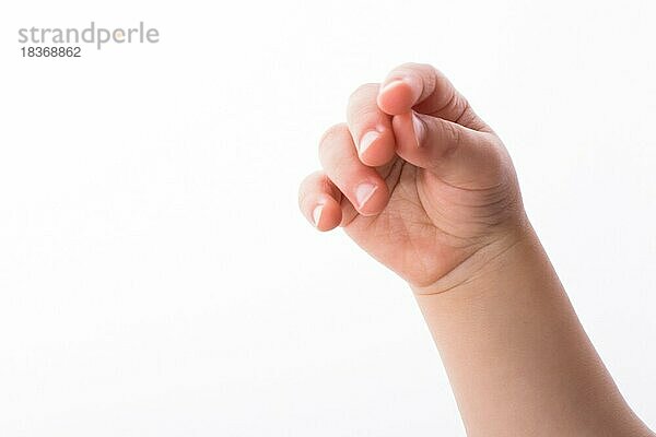 Hand eines Babys auf weißem Hintergrund
