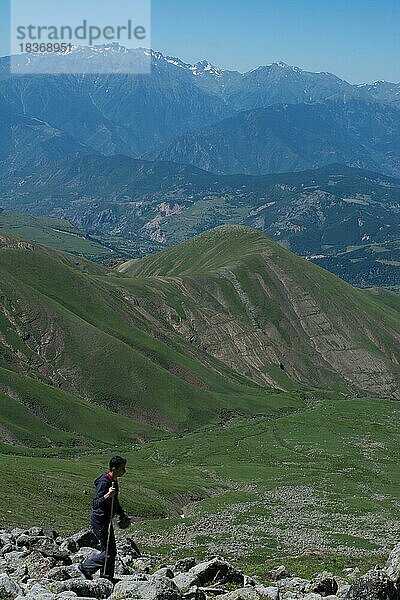Junger Mann bei einem Ausflug auf einen Berg