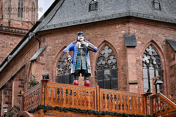 Figur des Heidelberger Hofnarren und des Hofzwergs Perkeo auf der halbgroßen Nachbildung eines riesigen Weinfasses am Heidelberger Schloss auf dem traditionellen Weihnachtsmarkt  Heidelberg  Deutschland  Europa