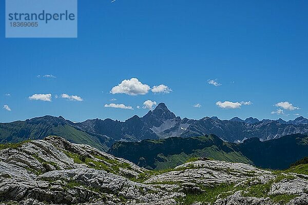 Koblat-Höhenweg am Nebelhorn  dahinter der Hochvogel  2592m  Allgäuer Alpen  Allgäu  Bayern  Deutschland  Europa