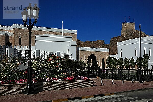 Regierungsgebäude und das Bait Garaiza  ein altes Handelshaus  Muscat  Oman  Asien