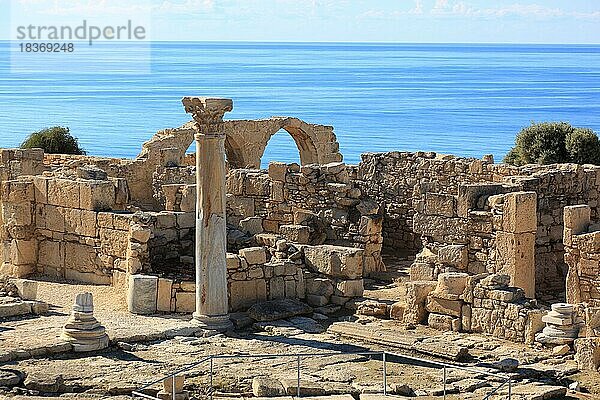 Kourion  assyrisch Ku-ri-i  altgriechisch  lateinisch Curium  historische  antike Ausgrabungsstätte  Ruinenstätte  Blick auf das Meer  Mittelmeer  Zypern  Europa