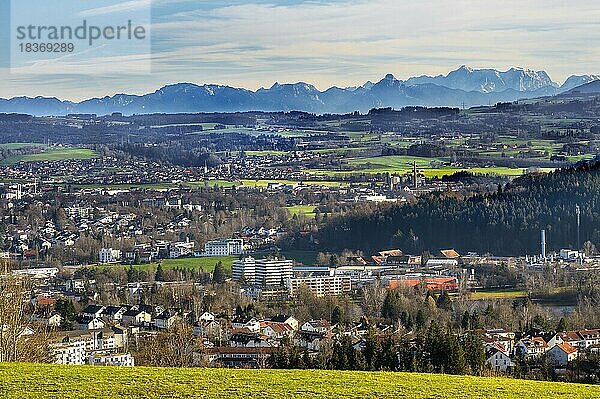 Blick vom Mariaberg auf Kempten  rechts die Zugspitze  links daneben der Säuling  Allgäu  Bayern  Deutschland  Europa