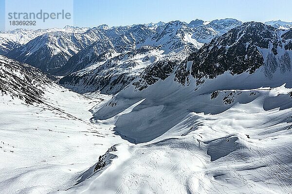 Luftaufnahme  Bergtal mit Schnee  Berge im Winter  Sellraintal  Kühtai  Tirol  Österreich  Europa