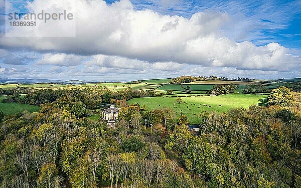 Wälder und Bauernhöfe über Berry Pomeroy  Devon  England  Großbritannien  Europa