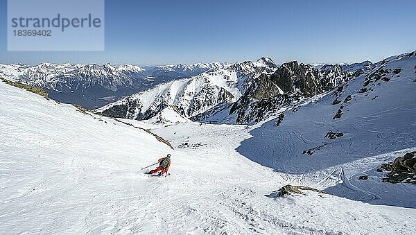 Skifahrer bei der Abfahrt vom Pirchkogel im Schneetal  Ausblick auf verschneite Berggipfel  Kühtai  Stubaier Alpen  Tirol  Österreich  Europa