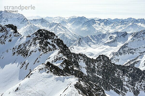 Gipfel und Berge im Winter  Sellraintal  Stubaier Alpen  Kühtai  Tirol  Österreich  Europa