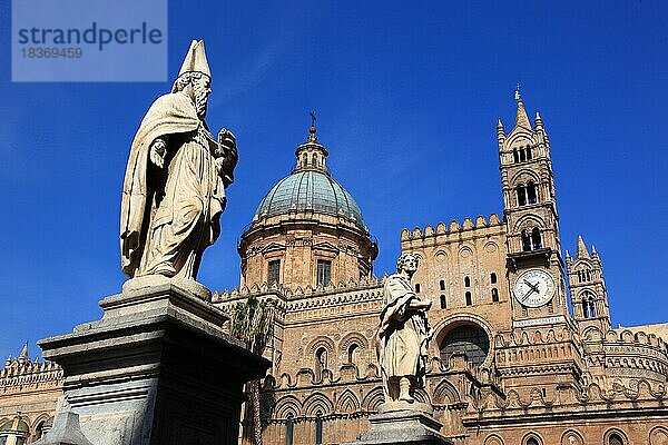 Stadt Palermo  die Kathedrale Maria Santissima Assunta  davor die Statuen von Heiligen  UNESCO Weltkulturerbe  Sizilien  Italien  Europa