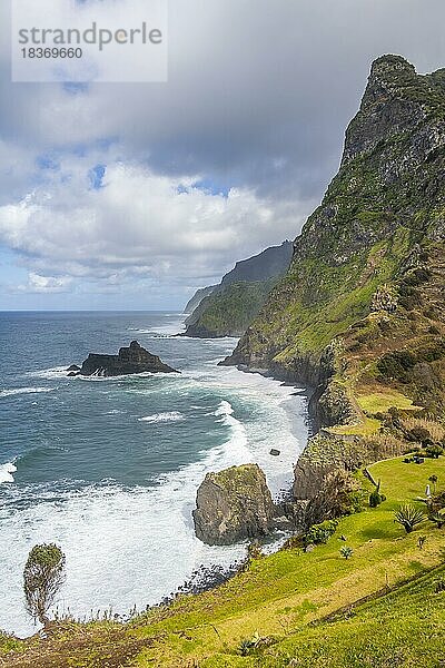Ausblick auf steile Klippen und Küste mit Meer  Enseada de Baixo  Boaventura  Madeira  Portugal  Europa