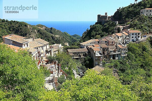 Blick auf den Ort Savoca  Sizilien  Italien  Europa