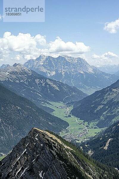 Ausblick vom Thaneller auf die Zugspitze  Tirol  Österreich  Europa