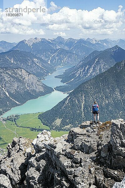 Wanderin an einer Felskante  Ausblick vom Thaneller auf den Plansee und östliche Lechtaler Alpen  Tirol  Österreich  Europa