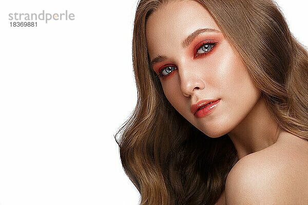 Schöne frische Mädchen mit perfekter Haut  leuchtend rote Make-up. Schönes Gesicht. Foto im Studio aufgenommen